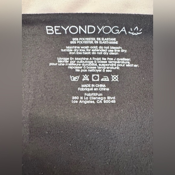 Beyond Yoga Womens Pocket Infinity Scarf  w/ Zipper Pocket in Black - Picture 4 of 4